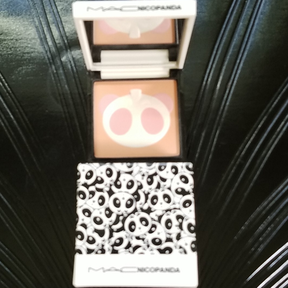 MAC Nicopanda Gleamer Face Powder .50 oz Full Sz